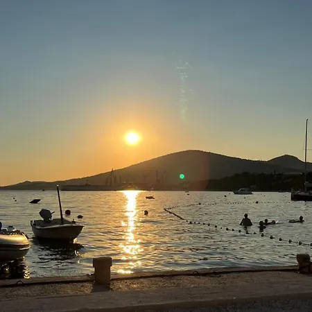 Apartments Villa Mirella 20 M From The Sea - Free Parking Trogir Exterior photo