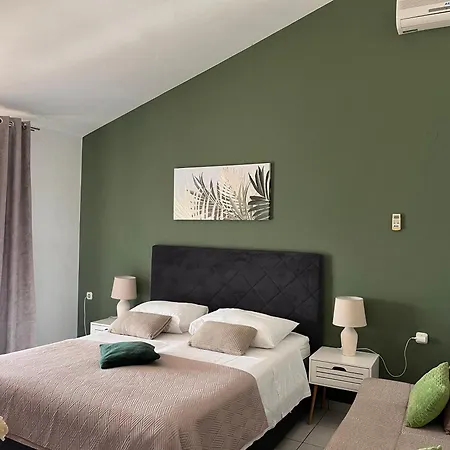 Apartments Villa Mirella 20 M From The Sea - Free Parking Trogir Exterior photo