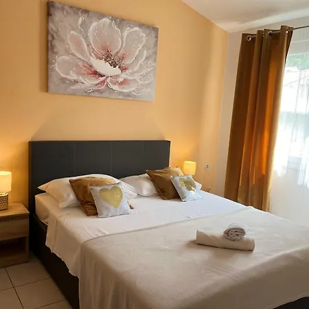 Apartments Villa Mirella 20 M From The Sea - Free Parking Trogir Exterior photo