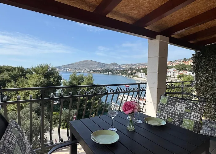 Apartments Villa Mirella 20 M From The Sea - Free Parking